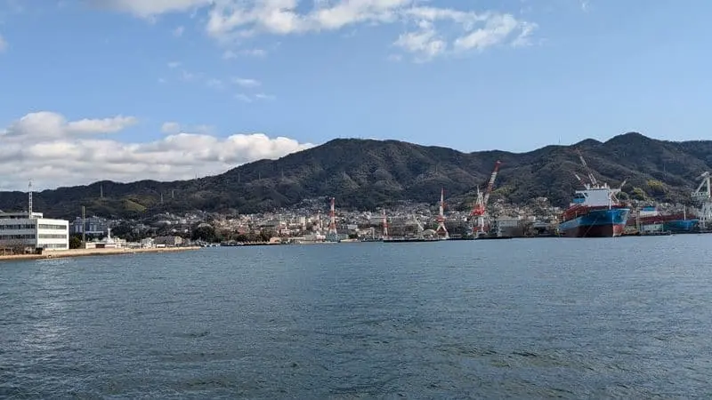 呉港の造船所と山並みの風景