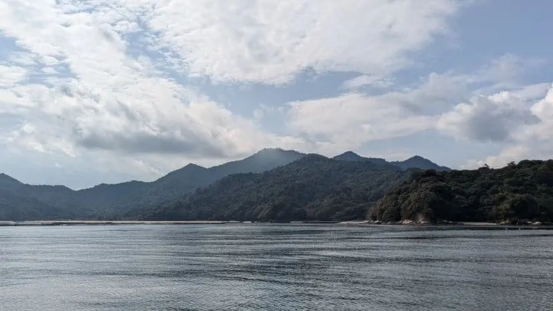 宮島・厳島海峡の山々と穏やかな海
