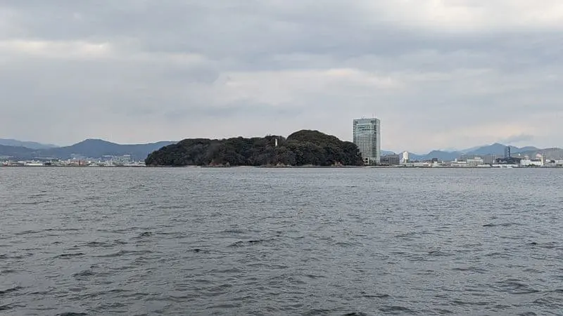 宇品沖から望む元宇品島と広島湾