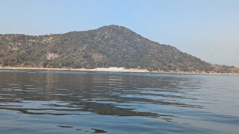 似島沖から望む瀬戸内海の穏やかな海と山々